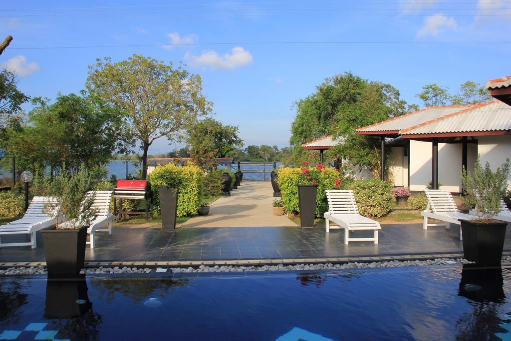 Flower Garden Lake Resort Tissamaharama Exterior foto